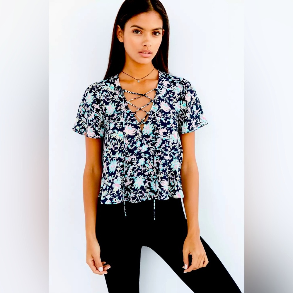 Kimchi Blue Judy Lace-Up Flutter-Sleeve Blouse. Size XS
